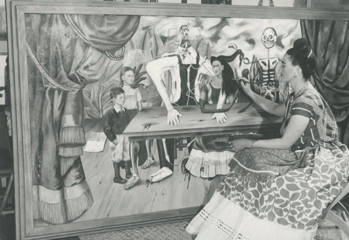 <p>Bernard Silberstein (Americano, 1905–1999). <em>Frida pintando La mesa herida</em>, 1940. Impresión en gelatina de plata en tonos sepia. Cortesía de Throckmorton Fine Art, Nueva York.</p>
