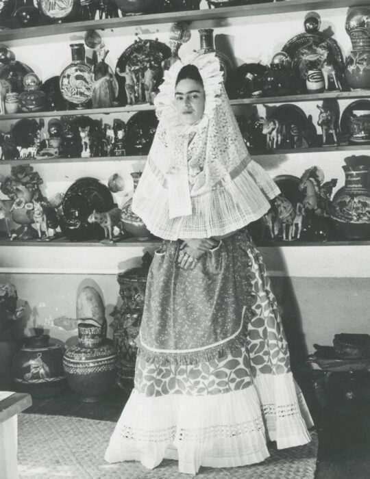 <p>Bernard Silberstein (Americano, 1905–1999). <em>Frida Kahlo vestida con un traje de Tehuana</em>, 1940, impresa luego. Impresión en gelatina de plata en tonos sepia. Colección de Jan Adelson</p>
