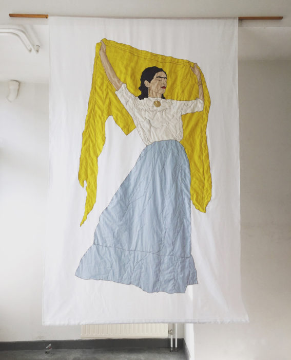 <p>Kerstin Bruchhäuser, <em>Más grande que la vida (Frida Kahlo)</em>, 2018, decoración con apliques y bordado en gasa de algodón, 105 x 65”.</p>
