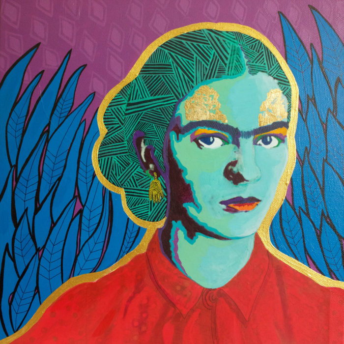 <p>Denise Silva (Riverside, CA). <em>Frida: Frida: con alas para volar</em>, 2017. Pintura acrílica, papel y hojas de oro, 12 x 12 pulgadas.</p>
