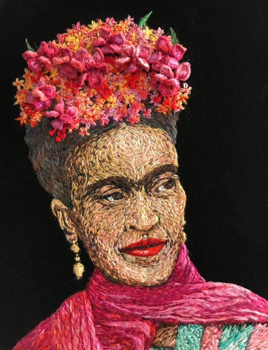 <p>Catherine Hicks (Marble Falls, TX). <em>La chica de Diego, un retrato de Frida</em>, 2014. Bordado de seda y crewel metálico y bordado tridimensional, 12 x 9 pulgadas.</p>
